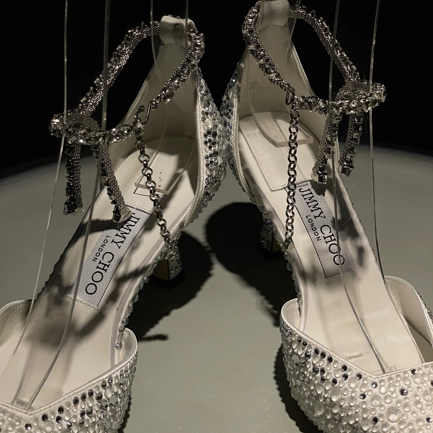 👟👟Ex-factory price 720👟👟 Jimmy Choo/Jimmy Choo classic diamond chain pointed toe crystal high-heeled sandals. Excellent crystal shoes. So beautiful that you can't take your eyes away. The shape of the shoes is very delicate and not too narrow and long. The internal space is sufficient to allow the toes to relax enough. The rhinestones outline a charming arc on the instep. It is simply beautiful. It has a 360-degree surrounding fairy atmosphere. Gorgeous without being exaggerated! ! The fabric is made of imported silk, with imported sheepskin lining. Customized A-grade Italian genuine leather sole. Heel height: 6.5 or 8.5. Size: 35-40 (41, 42, 43 customized, non-refundable)
